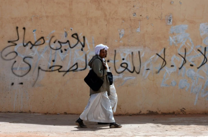 Des habitants se promènent dans les rues du village d'In Salah dans le sud de l'Algérie, près duquel un site gazier a été attaqué par des jihadistes le 18 mars 2016, sans faire de victime