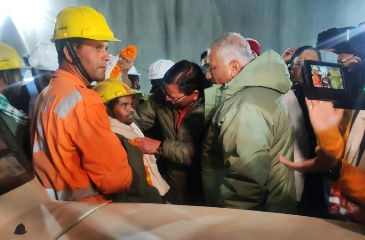 Un des 41 ouvriers qui étaient piégés dans le tunnel de Silkyara parle avec un ministre indien, Pushkar Singh Dhami, après son sauvetage, le 28 novembre 2023 