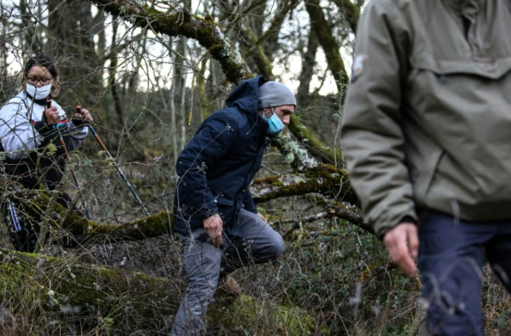 Cédric Jubillar (au centre), époux de Delphine Jubillar, participe à des recherches organisées par la gendarmerie le 23 décembre 2020 à Cagnac-les-Mines (Tarn)