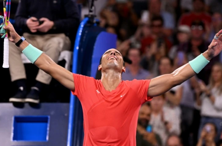 Rafael Nadal affiche son bonheur après sa victoire sur Dominic Thiem, la première depuis près d'un an, le 2 janvier 2024 à Brisbane