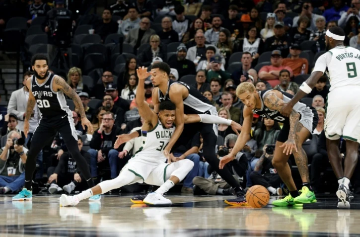 Giannis Antetokounmpo (Milwaukee Bucks) au duel face à Victor Wembanyama (San Antonio Spurs), sur le parquet du Frost Bank Center de San Antonio, Texas, le 4 janvier 2024 