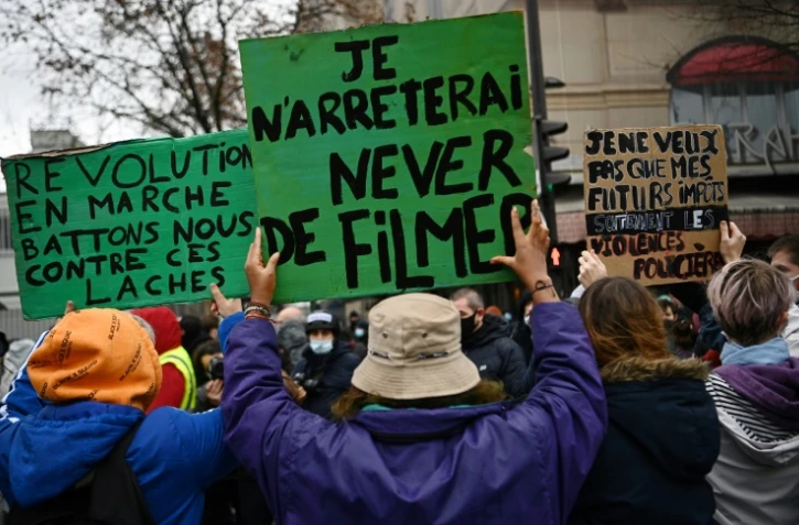 Des manifestants contre la proposition de loi "Sécurité globale" le 12 décembre 2020 à Paris