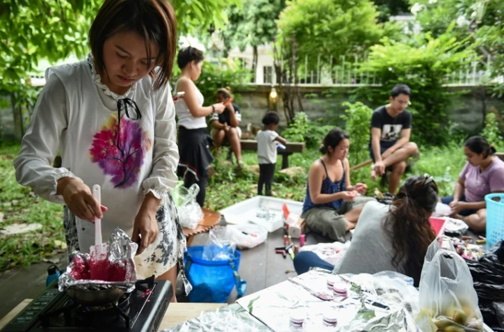 Prontip Mankong, ancienne prisonnière politique, fabrique du maquillage à l'aide de cosmétiques recyclés avec d'anciennes co-détenues bénévoles à Bangkok, le 24 juillet 2017