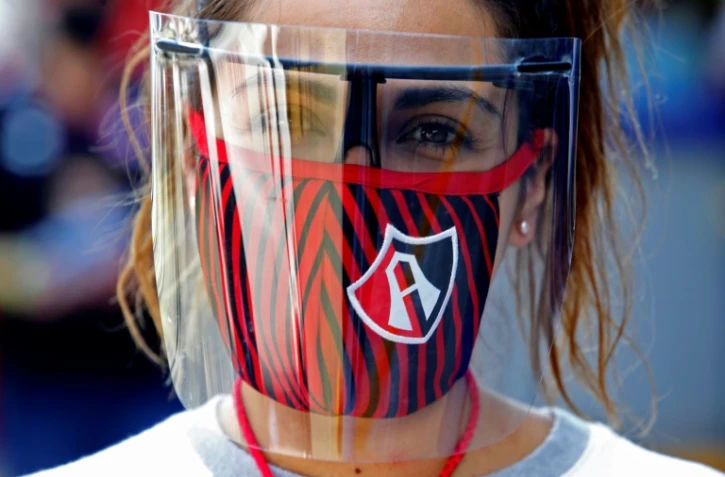 Une supporter de l'équipe de foot Atlas porte un double-masque avant le début d'un match au Mexique à Guadalajara, le 22 août 2020