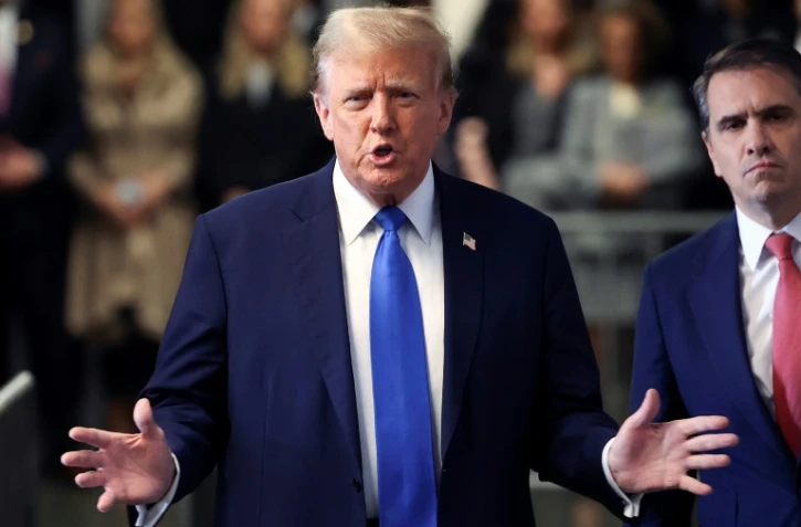 L'ex-président des Etats-Unis Donald Trump s'adresse aux médias à son arrivée au tribunal pénal de Manhattan avec son avocat Todd Blanche (d), à New York, le 22 avril 2024