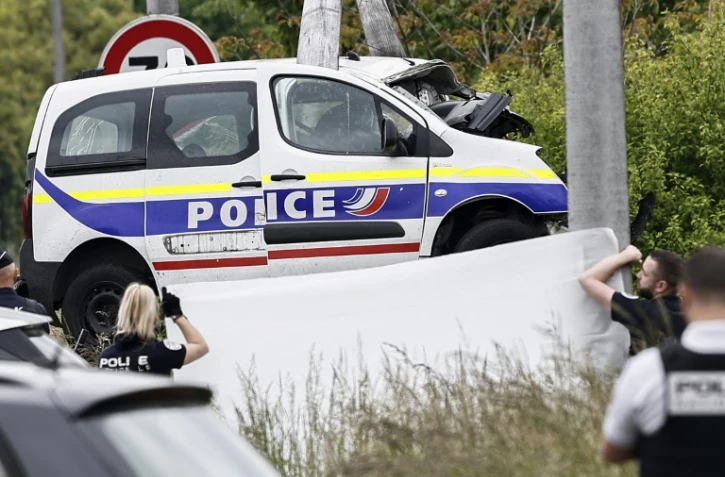Une voiture de police endommagée dans un accident qui a fait quatre morts, dont trois policiers, le 21 mai 2023 près de Lille