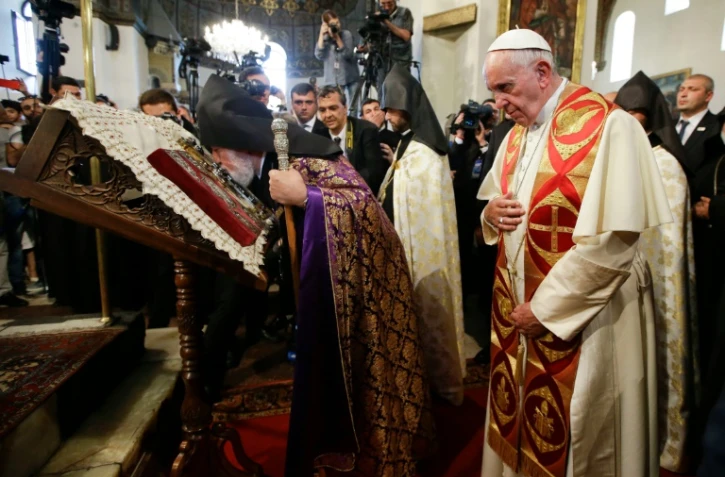 Le chef de l'Eglise apostolique arménienne, le Catholikos Karekine II, reçoit le pape dans sa cathédrale d'Etchmiadzin près d'Erevan, le 24 juin 2016