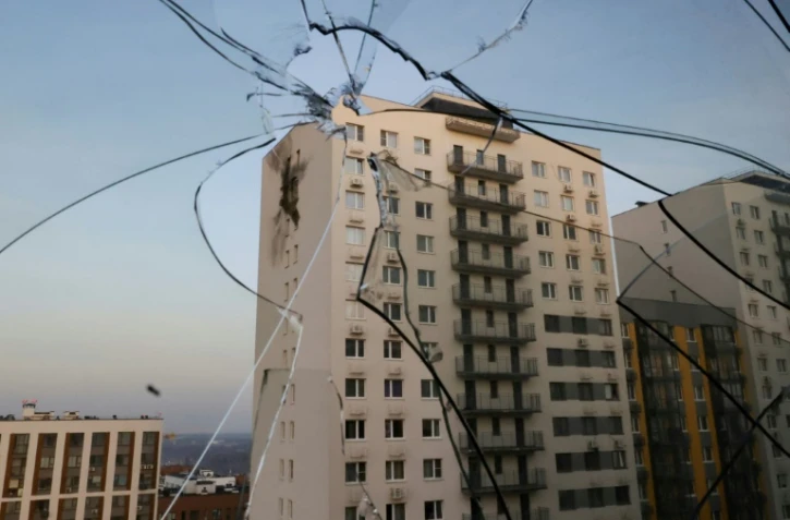 Vue sur un appartement endommagé par une attaque de drones ukrainienne dans un complexe résidentiel à Sapronovo dans la banlieue de Moscou en Russie le 11 mars 2025