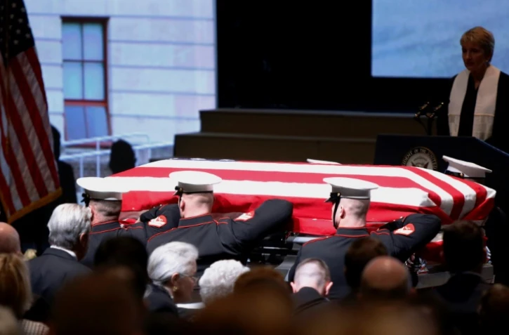 Des Marines portent le cercueil l'ancien astronaute John Glenn lors d'une cérémonie publique, le 17 décembre 2016 à Columbus (Ohio)