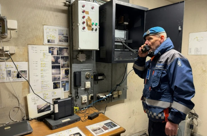 Rune Larsen, sous-officier de la Sécurité civile norvégienne, au téléphone lors d'une visite de presse de l'abri antiaérien de St. Hanshaugen, l'un des plus grands d'Oslo, le 18 mai 2026