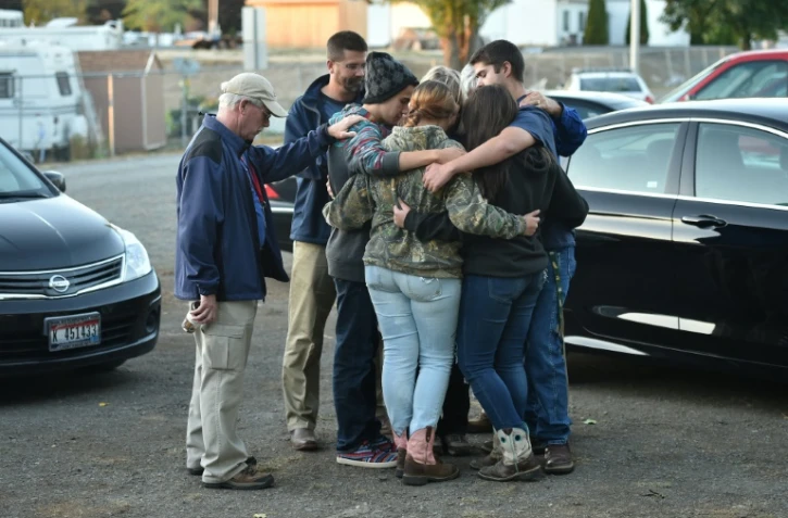 Des personnes prient lors d'une veillée en mémoire des victimes du tueur de Roseburg à Winston, dans l'Oregon, le 3 octobre 2015
