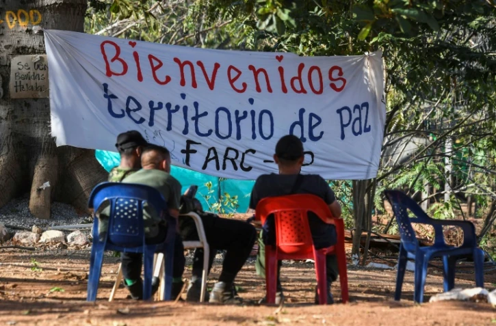 Des membres des Farc à l'entrée d'une zone où les guérilleros doivent se rassembler pour déposer les armes, le 28 février à San Jose de Oriente dans le nord de la Colombie le 28 février 2017