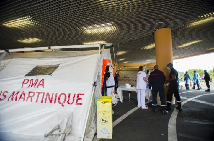 Pompiers et urgentistes attendent devant une tente où sont accueillis les malades en détresse respiratoire au CHU de Fort-de-France (Martinique) le 30 juillet 2021