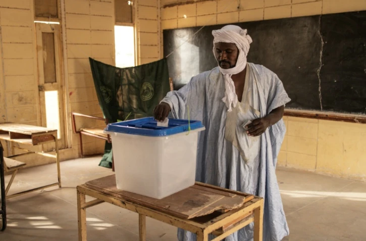 Un électeur vote à Nouakchott lors de la présidentielle, le 29 juin 2024 en Mauritanie