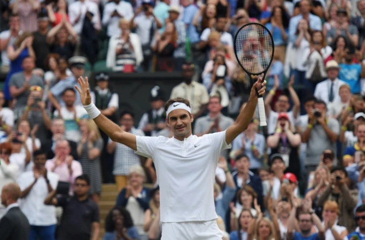 La joie du Suisse Roger Federer après sa victoire face à l'Allemand Mischa Zverev au 3e tour à Wimbedon, le 8 juillet 2017