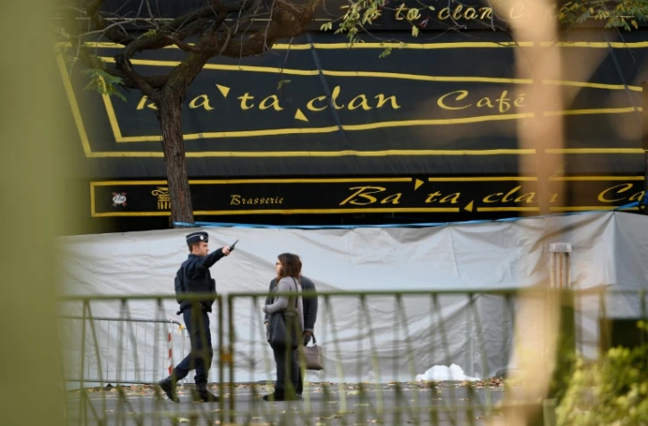 La façade de la salle de concert du Bataclan est encore cachée pour les besoins de l'enquête, le 15 novembre 2015 à Paris
