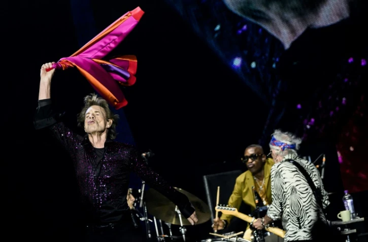 Le chanteur Mick Jagger (g), le batteur Steve Jordan et le guitariste Keith Richards lors d'un concert des Rolling Stones à Décines-Charpieu, dans la banlieue de Lyon, le 19 juillet 2022