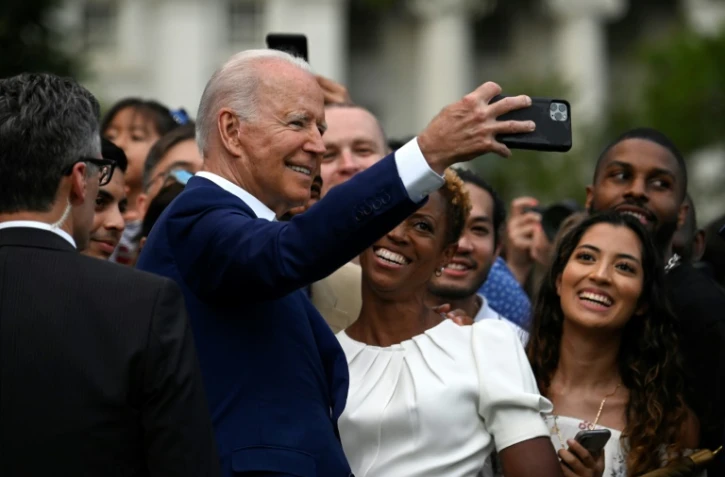 Face au virus, Biden célèbre une victoire, pas la fin de la guerre
