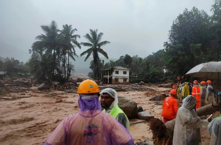 Une photographie publiée par l'agence indienne de gestion des catastrophes, prise le 30 juillet 2024, montrant ses secouristes à la recherche de victimes du glissement de terrain qui a fait au moins 25 morts dans l'Etat du Kerala, dans le sud du pays.