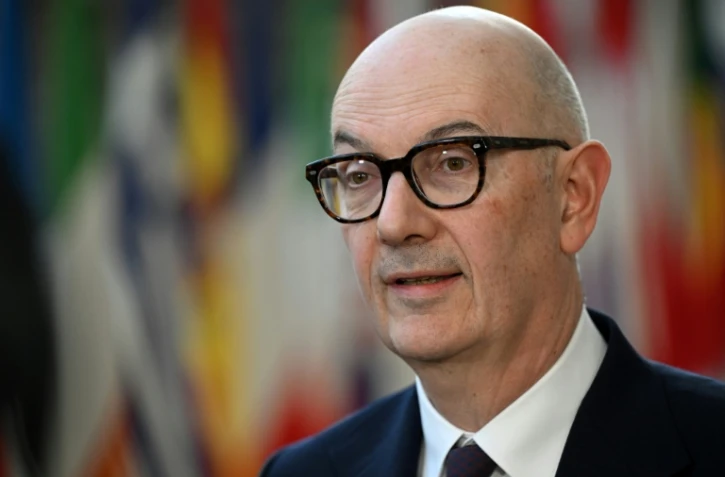 Le ministre français des Finances, Roland Lescure s'adresse aux médias à l'issue d'un sommet des ministres des Finances du G7 par vidéoconférence à Bruxelles, le 9 mars 2026