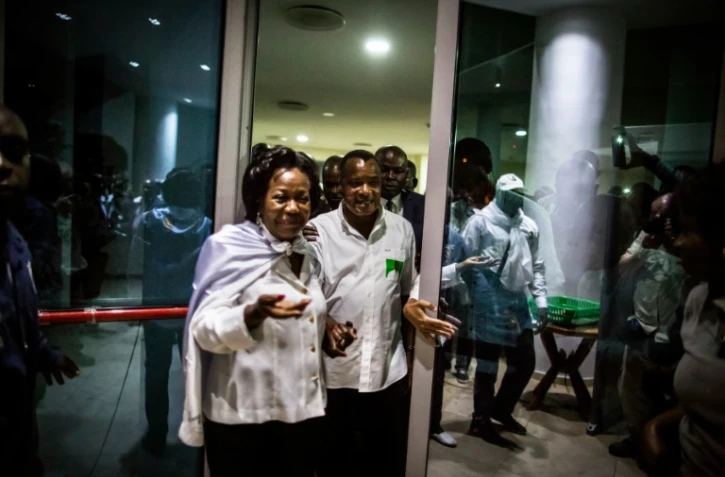 Le président réélu du Congo Denis Sassou Nguesso (D) avec son épouse Antoinette (G) à Brazzaville le 24 mars 2016