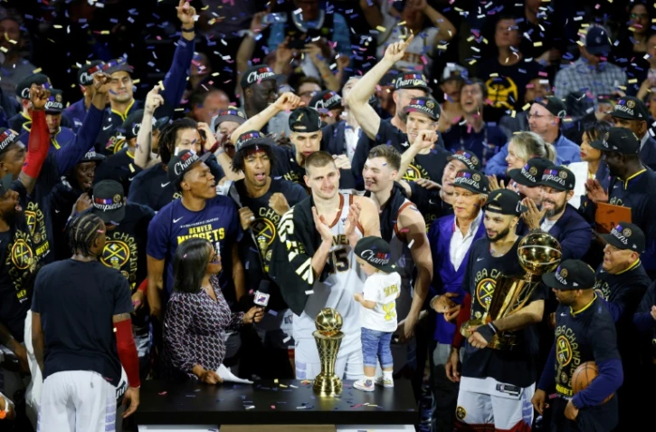 Nikola Jokic (C) et ses coéquipiers fêtent le premier titre NBA de leur franchise des Denver Nuggets après avoir battu le Miami Heat en finale, le 12 juin 2023 à Denver