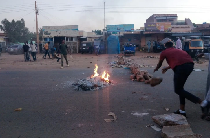 Des manifestants érigent des barricades dans une rue de Khartoum, le 20 novembre 2021