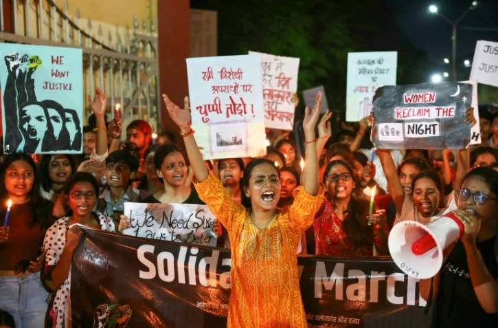 Des étudiants de l'université Banaras Hindu (BHU) lors d'une marche pour condamner le viol et le meurtre d'une jeune médecin à Calcutta, le 20 août 2024 à Varanasi, en Inde 