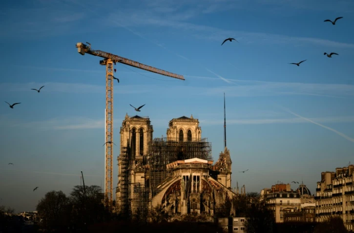 Une grue au-dessus du chantier de reconstruction de Notre-Dame de Paris, le 6 janvier 2020