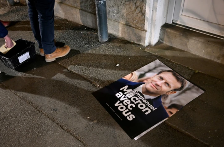 Affiche de campagne d'Emmanuel Macron (LREM) pour l'élection présidentielle, à Rennes le 24 mars 2022