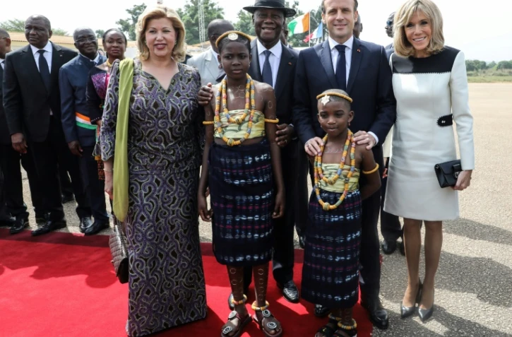 Le président de la Côte d'Ivoire, Alassane Ouattara (2e à g.), son épouse Dominique Ouattara (g), Emmanuel Macron (2e à d.) et son épouse Brigitte Macron, à leur arrivée à Bouaké le 22 décembre 2019