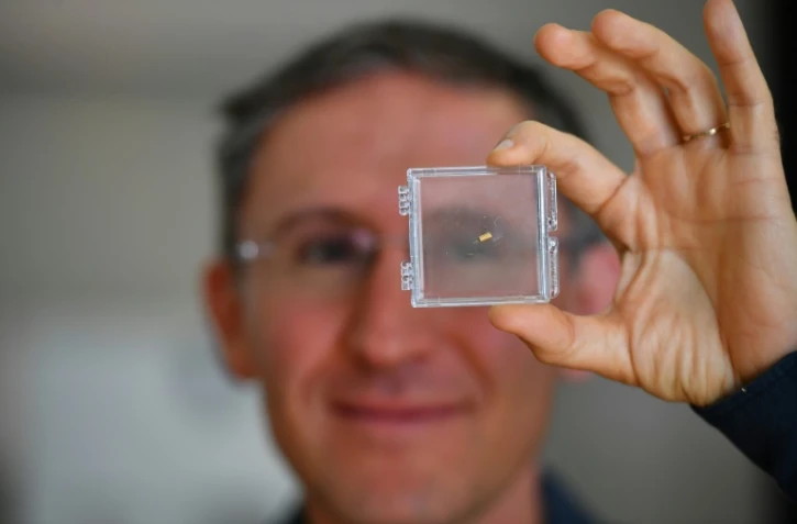 Michael Shpigelmacher, directeur général de Bionaut Labs, tient dans sa main le micro-robot créé par sa start-up à Los Angeles, le 17 mars 2022