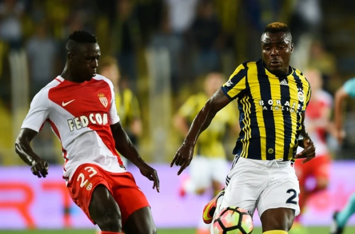 Emmanuel Emenike (d) de Fenerbahçe face à Benjamin Mendy (g) de Monaco, le 27 juillet 2016