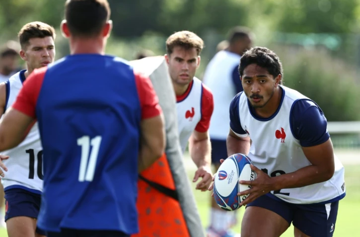 Le centre français Yoram Moefana (d) lors d'un entraînement, à Ruel-Malmaison, le 5 septembre 2023