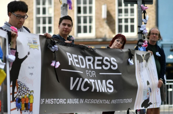 Des manifestants protestent à Dublin contre les abus commis par des ecclésiastiques dans le pays, à l'occasion de la visite du pape, le 25 août 2018
