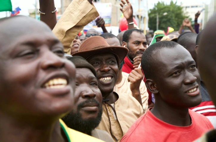Des manifestants fêtent la chute du président malien Ibrahim Boubacar Keïta le 21 août 2020 à Bamako