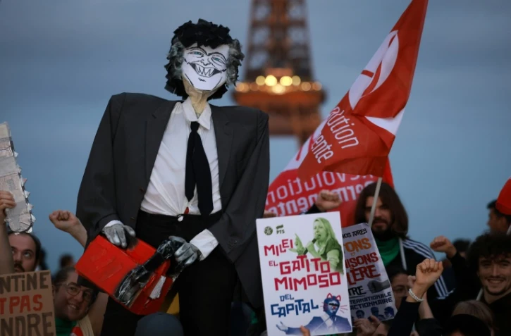 Des manifestants protestent contre la visite en France du président argentin Javier Milei, sur la place du Trocadéro à Paris, le 30 septembre 2026
