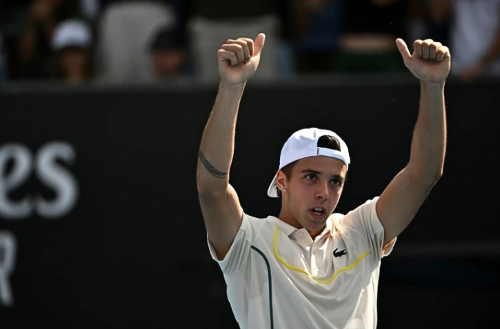 Le joueur de tennis français Arthur Cazaux célèbre après sa victoire contre le Néerlandais Tallon Griekspoor lors du 3e tour de l'Open d'Australie à Melbourne, le 20 janvier 2024