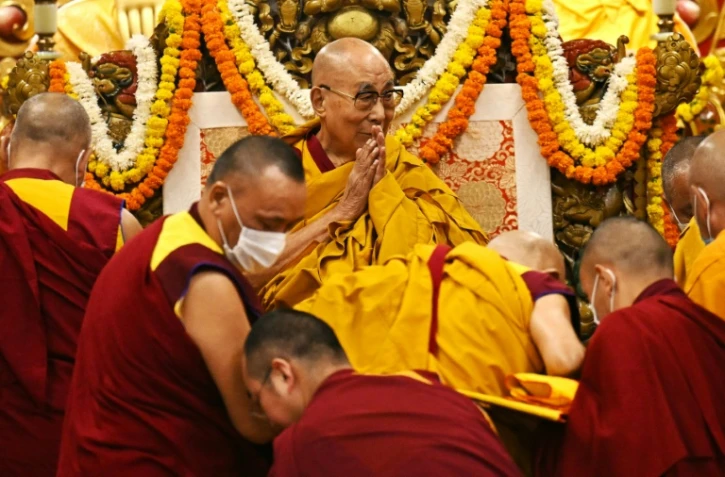 Le dalaï-lama (c) lors d'une prière de longue vie qui lui est offerte par ses étudiants et fidèles dans un temple à McLeod Ganj, près de Dharamsala, le 25 octobre 2023 en Inde
