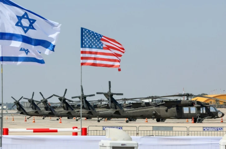 Les drapeaux américain et israélien flottent à côté d'hélicoptères Black Hawk de l'armée américaine à l'aéroport Ben Gourion de Tel-Aviv, le 12 juillet 2022