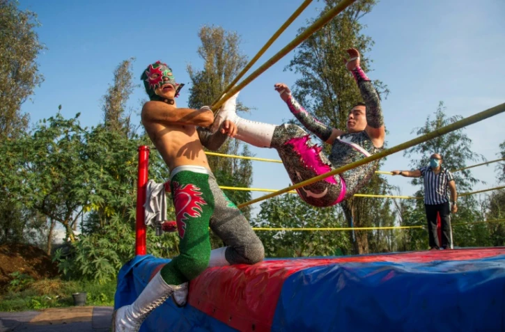 Les catcheurs mexicains à Xochimilco, au sud de Mexico, le 1er août 2020