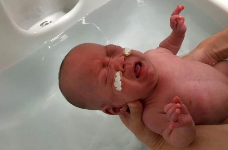 Photo non datée du bébé qui pesait 268 grammes à sa naissances, divulguée par l'Hôpital universitaire Keio de Tokyo le 27 février 2019