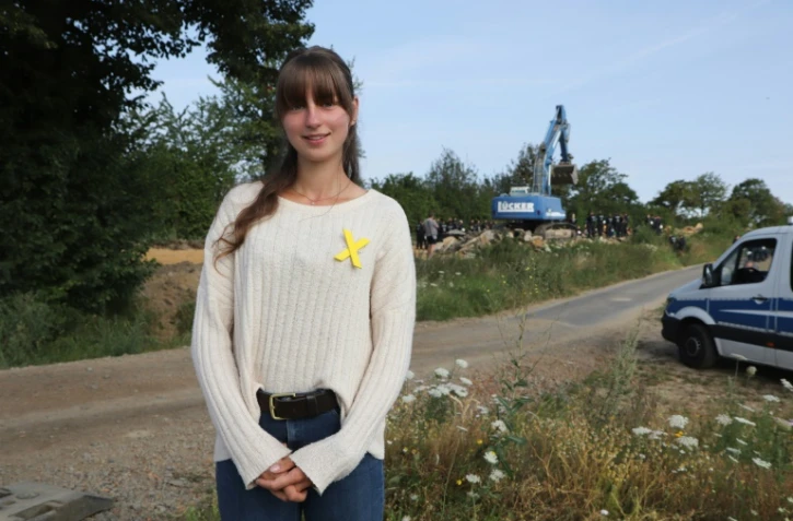 Tina Dresen, habitante protestant contre la destruction de la route près de son village pour extraire du charbon, le 22 juillet 2020 à Kuckum, en Allemagne