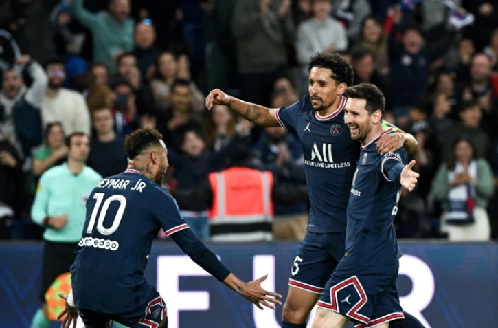 La joie de l'Argentin Lionel Messi, félicité par les Brésiliens Neymar et Marquinhos, après avoir ouvert le score pour le PSG face à Lens, lors de la 34e journée de Ligue 1, le 23 avril 2022 au Parc des Princes