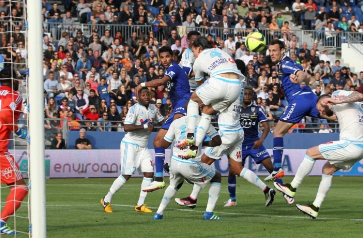 Le Bastiais Sébastien Squillaci reprend un ballon de la tête face à l'OM, le 3 avril 2016 au stade Armand Cesari