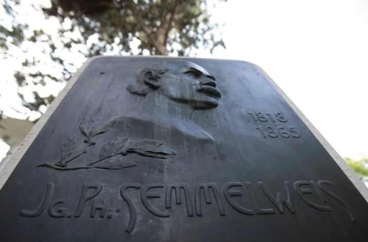 Une plaque commémorative pour le scientifique Ignace Semmelweis qui avait découvert avant Pasteur les bienfaits de l'asepsie, le 28 juin 2018 dans les jardins de l'Hôpital général de Vienne