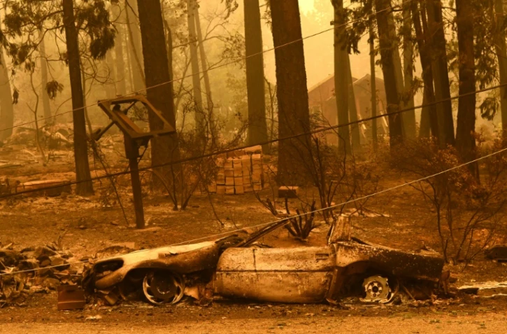 Une voiture brûlée pendant le Dixie Fire près d'Indian Falls le 25 juillet 2021