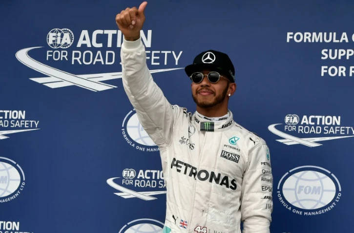 Le Britannique Lewis Hamilton (Mercedes) pouce levé après sa 50e pole position lors des qualifications pour le GP d'Australie, le 19 mars à Melbourne