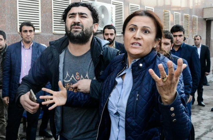 Turkan Elçi (d) réagit à la mort de son époux, Tahir Elçi, à Diyarbakir le 28 novembre 2015