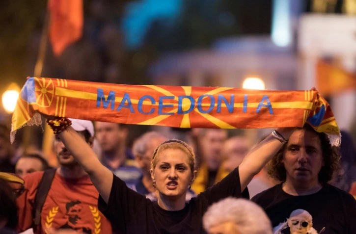 Une manifestante proteste contre l'accord sur le nom de la Macédoine devant le parlement, à Skopje, le 13 juin 2018